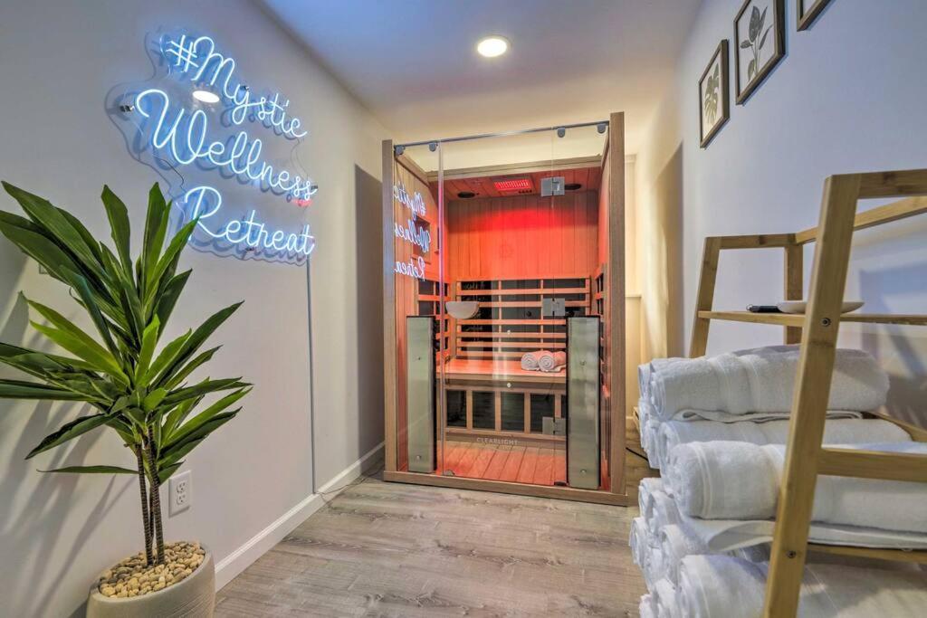 New! Updated Mystic Home W/ Sauna, Hot Tub & Deck Kültér fotó