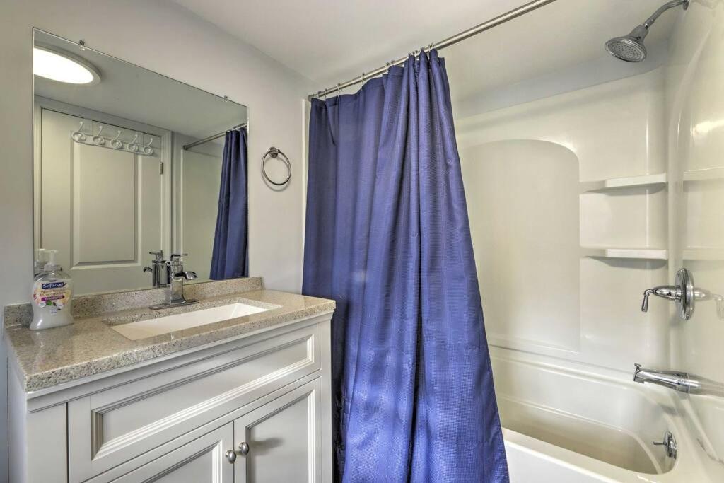 New! Updated Mystic Home W/ Sauna, Hot Tub & Deck Kültér fotó