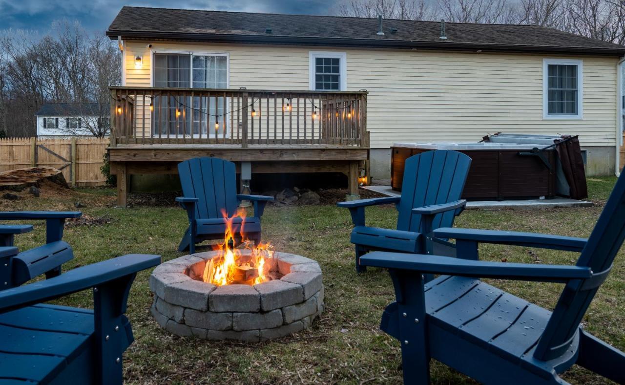 New! Updated Mystic Home W/ Sauna, Hot Tub & Deck Kültér fotó